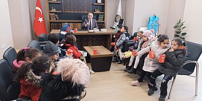 Hz. Ali 4-6 Yaş Kur’an Kurslarındaki miniklerden kitap hediyesi