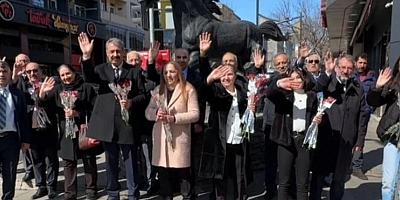 İYİ Parti Kars Belediye Başkan Adayı Metin Özad, 8 Mart'ta karanfil dağıttı