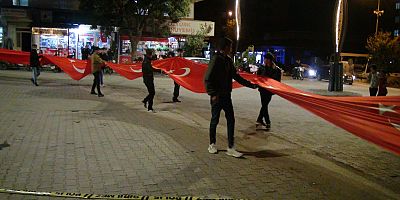 Kağızman'da 100 metrelik Türk bayrağı eşliğinde yürüyüş gerçekleştirildi