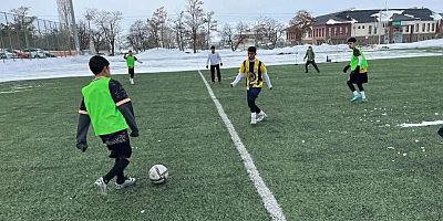 Kağızman’da geleceğin futbolcuları sahada yetişiyor!