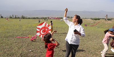 Kağızman’da gökyüzü uçurtmalarla renklendi