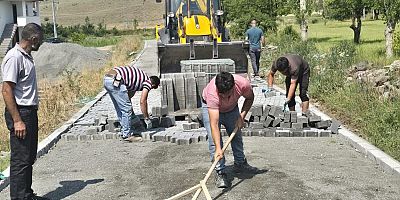 Kağızman'da köy içi Kilitli parke taşı çalışmaları sürüyor