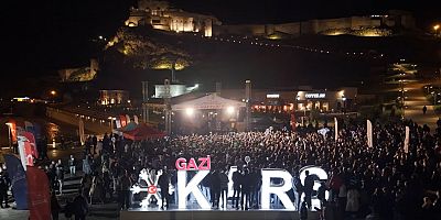 Kars Bedesteni’nde Hasan Koçak, Gençlik Konseri'nde sahne aldı