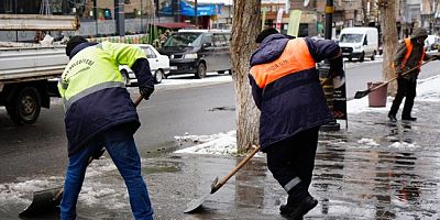 Kars Belediyesi ana arterler ve kaldırımların karını temizliyor