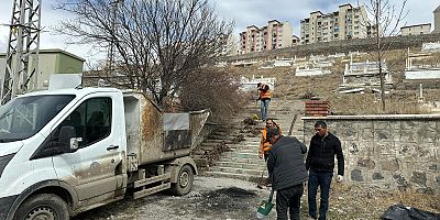 Kars Belediyesi’nden Bayram öncesi mezarlıklarda bakım çalışması