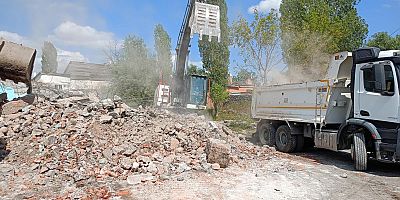 Kars Belediyesi'nin metruk yapı yıkım çalışmaları devam ediyor