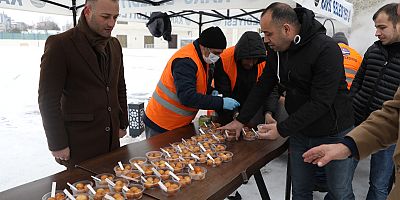  Kars Belediyesi tarafından lokma dağıtıldı.