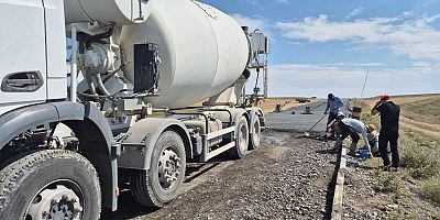 Kars Büyük Pirveli Köyü’nde Beton Yol Yapım Çalışmaları Sürüyor