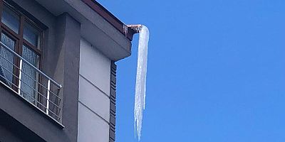 Kars,  buz kesti, çatılarda buz sarkıtı oluşdu 