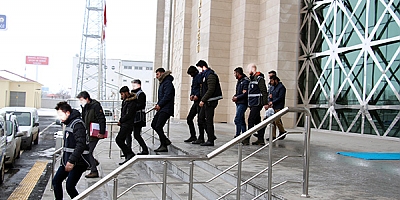 Kars Emniyeti 21 aranması olan şahsı yakaladı