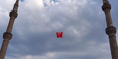 Kars Fethiye Camisi'nde Dalgalanan Türk Bayrağı Görenlerin Beğenisini Topladı