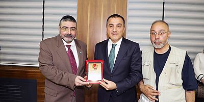 Kars Gazeteciler Cemiyeti Başkanı Ercüment Daşdelen’den, Vali Türker Öksüz’e plaket