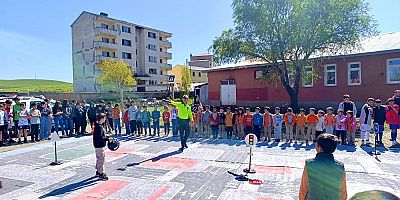Kars'ın Akyaka İlçesinde Öğrencilere Trafik Bilinci Aşılanıyor