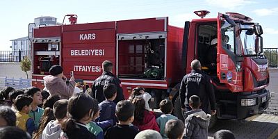 Kars itfaiye ekipleri, miniklere itfaiyecilik mesleğini tanıttı