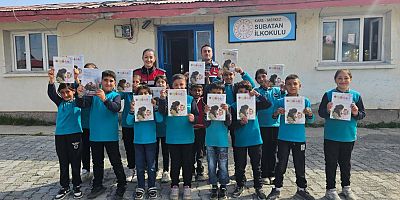 Kars Jandarma ekipleri, öğrencilere hediye dağıttılar