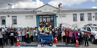 Kars Jandarmadan Öğrencilere Trafik Farkındalık Eğitimi
