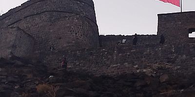 Kale surlarına çıkan bir kişi, intihar girişiminde bulundu.