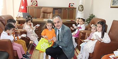 Kars Müftüsü Bayram, 4-6 Yaş Miniklerle Bayramlaştı... 