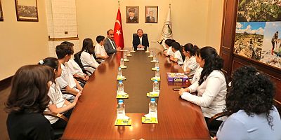 Kars'ta  Turnuvada birinci olan çocuklardan Vali Polat'a ziyaret