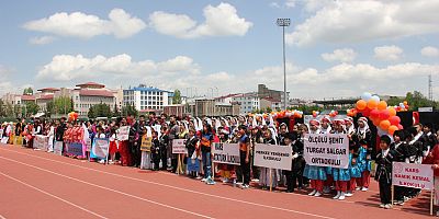 Kars’ta “Anadolu’nun Ritmi” Halk Oyunları Şenliği Coşkusu