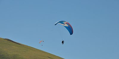 Kars'ta Ani'nin Fethi kutlamaları kapsamında Yamaç Paraşütü etkinliği düzenlendi
