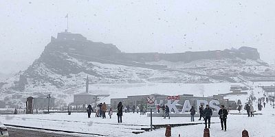 Kars’ta aniden bastıran Kar etrafı beyaza bürüdü