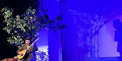 Kars’ta Aşık Veysel tiyatro oyunu sanat severlerle buluştu.