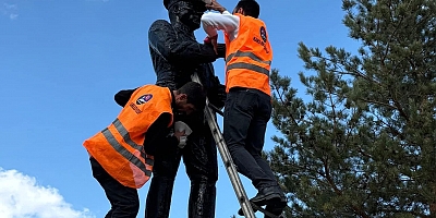 Kars’ta Atatürk Anıtları 10 Kasım Öncesi Gül Suyu ile Yıkandı