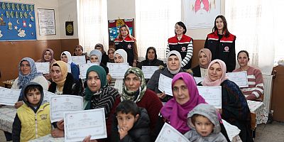 Kars'ta başarılı kursiyerlere belgeleri törenle verildi