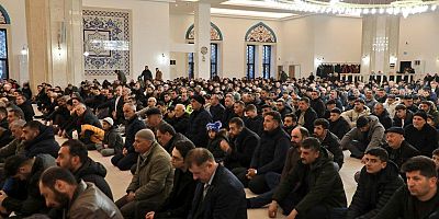 Kars’ta bayram namazında camiler doldu