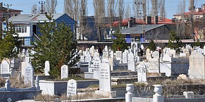 Kars'ta Bayram süresince mezarlık ziyaretleri unutulmadı