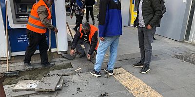 Kars'ta bozulan kaldırımlar belediye ekiplerince onarıldı