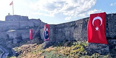 Kars’ta Cadde ve Sokaklar Ay Yıldızlı Bayraklarla Donatıldı