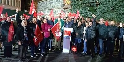 Kars’ta CHP’liler sokağa indi, sloganlar eşliğinde mahkemenin kurultay iptali kararına tepki gösterdi