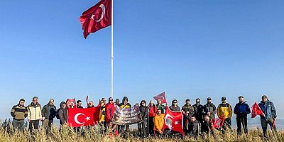 Kars’ta Dağcılar 30 Ağustos Coşkusunu Yahni Dağı Zirvesine Taşıdı
