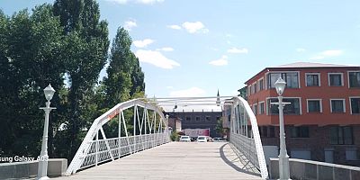 Kars'ta, Demir Köprü aydınlığa kavuştu