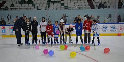 Kars’ta Dünya Kızlar Buz Hokeyi Günü Coşkuyla Kutlandı