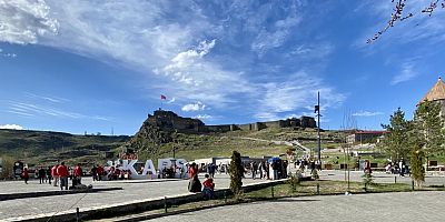 Kars'ta Güneşli Hava Vatandaşları Sokaklara Döktü