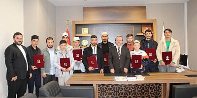 Kars'ta hafızlık eğitimini tamamlayanlara belgeleri verildi