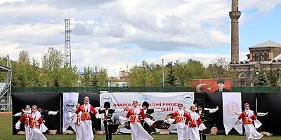Kars'ta Halk Oyunları Şöleni: 923 Öğrenci Anadolu’nun Ritmine Ortak Oldu