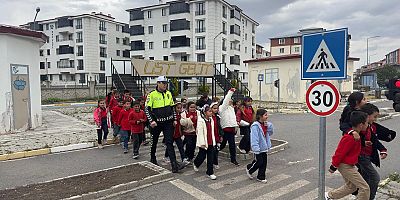 Kars’ta İlkokul öğrencilerine trafik eğitimi verildi