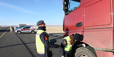 Kars’ta jandarma ekipleri tarafından ‘zorunlu kış lastiği uygulaması’  yapıldı.