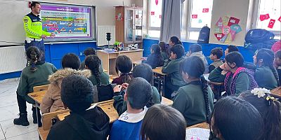 Kars'ta Jandarma öğrencilere Trafik Bilincini Aşılııyor