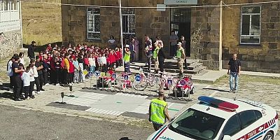 Kars'ta Jandarma Öğrencilere Trafik Güvenliği Eğitimi Verdi