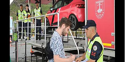 Kars’ta, Jandarma Trafik, simülatörlü emniyet kemeri eğitimi verdi