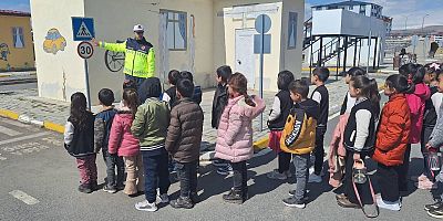 Kars’ta Jandarmadan İlkokul Öğrencilerine Trafik Eğitimi