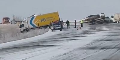 Kars'ta kamyon ile 2 otomobil çarpıştı