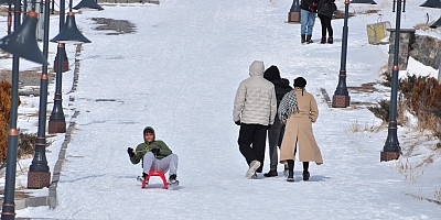 Kars’ta kar tatili çocukların eğlencesi oldu