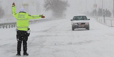 Kars’ta kar ve tipi karayolunu felç etti