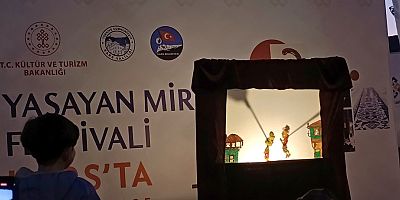 Kars’ta Karagöz-Hacivat Gösterisi Çocuklardan Büyük ilgi Gördü